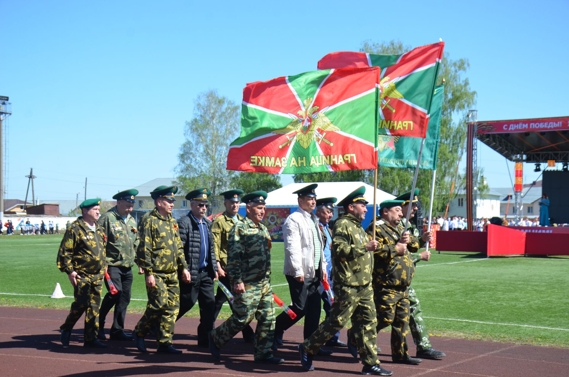 В День Победы агрызцы вышли на парад трудовых коллективов (ФОТОРЕПОРТАЖ)