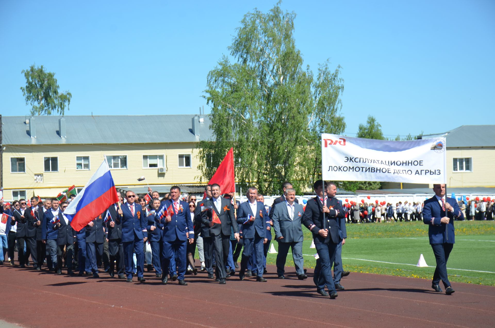 В День Победы агрызцы вышли на парад трудовых коллективов (ФОТОРЕПОРТАЖ)