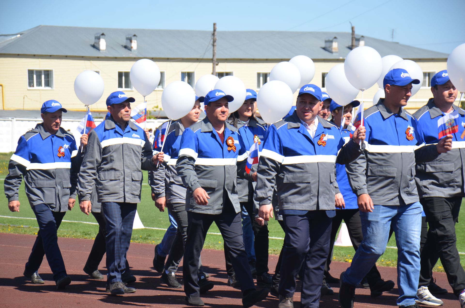 В День Победы агрызцы вышли на парад трудовых коллективов (ФОТОРЕПОРТАЖ)