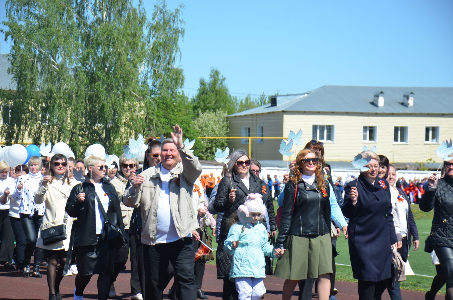 В День Победы агрызцы вышли на парад трудовых коллективов (ФОТОРЕПОРТАЖ)