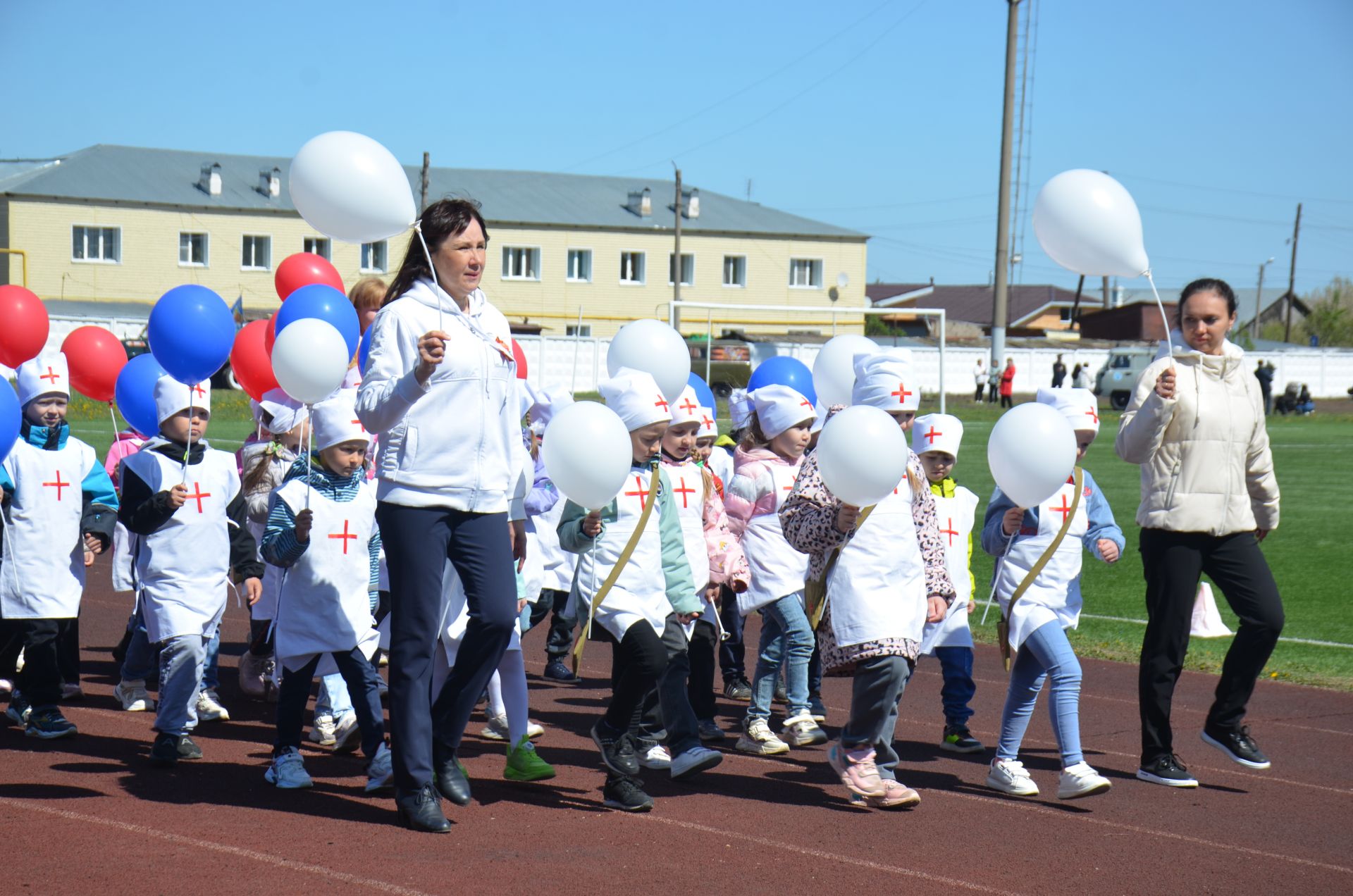 В День Победы агрызцы вышли на парад трудовых коллективов (ФОТОРЕПОРТАЖ)