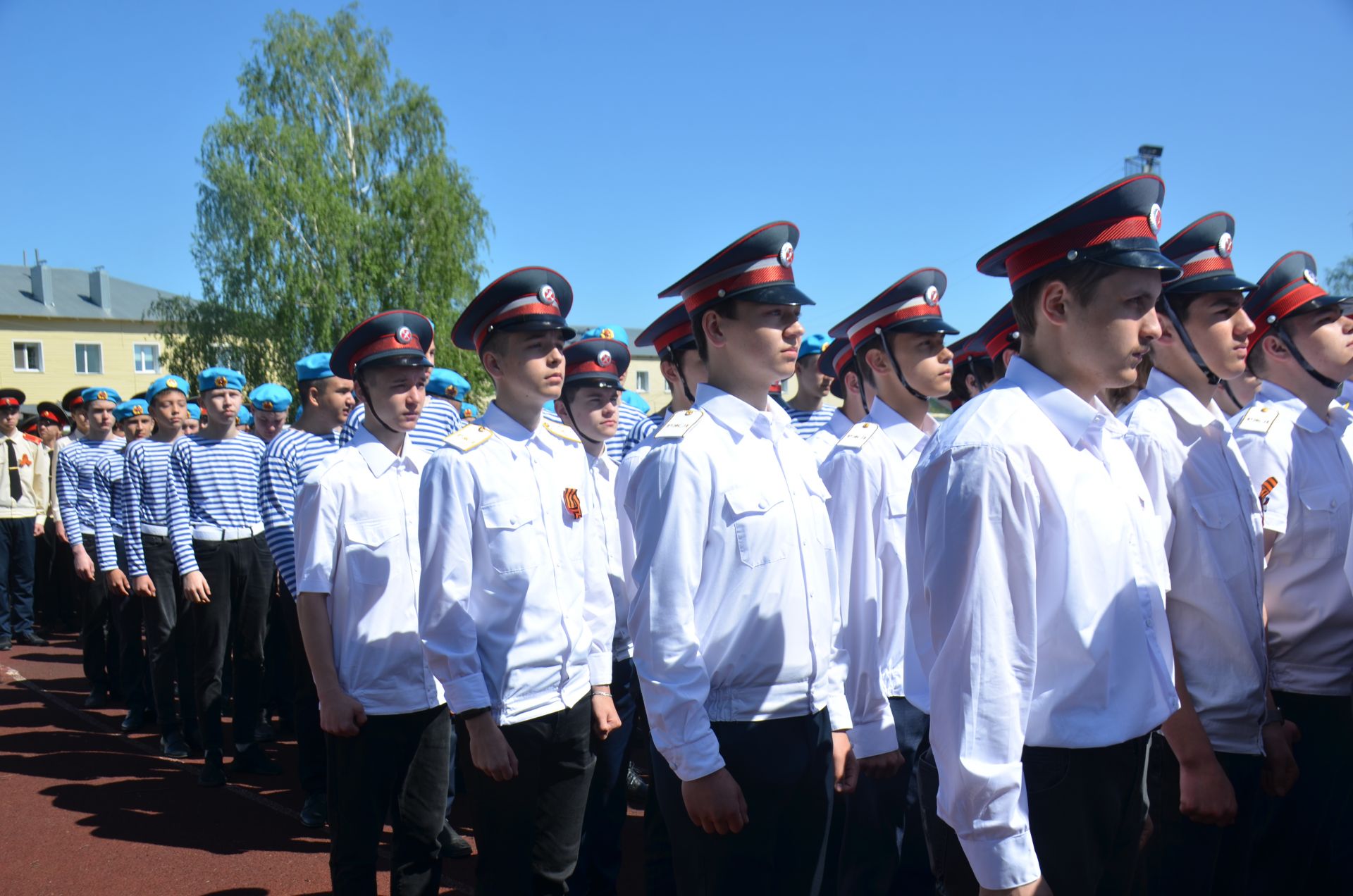 В День Победы агрызцы вышли на парад трудовых коллективов (ФОТОРЕПОРТАЖ)