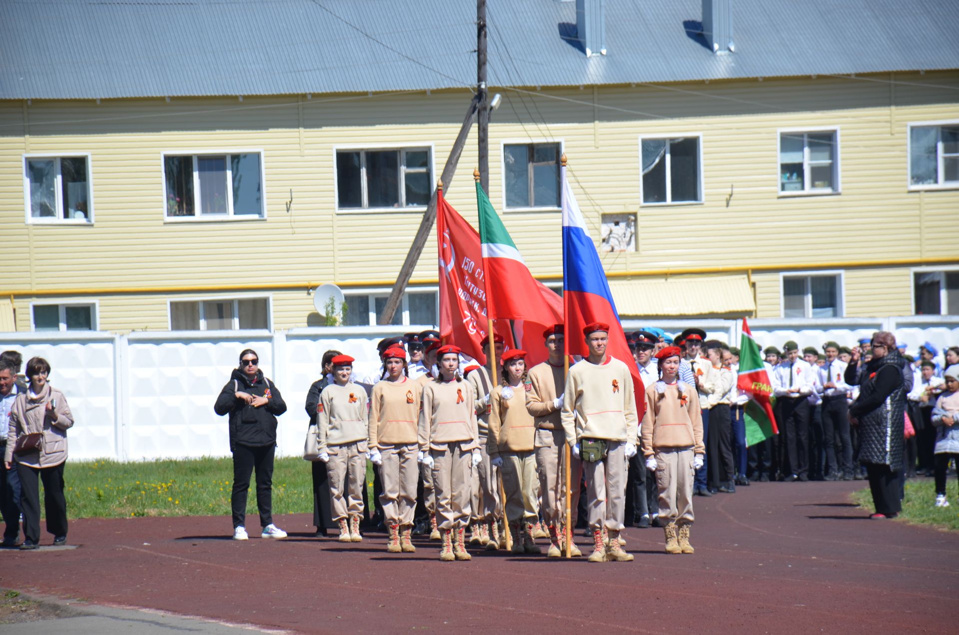 В День Победы агрызцы вышли на парад трудовых коллективов (ФОТОРЕПОРТАЖ)