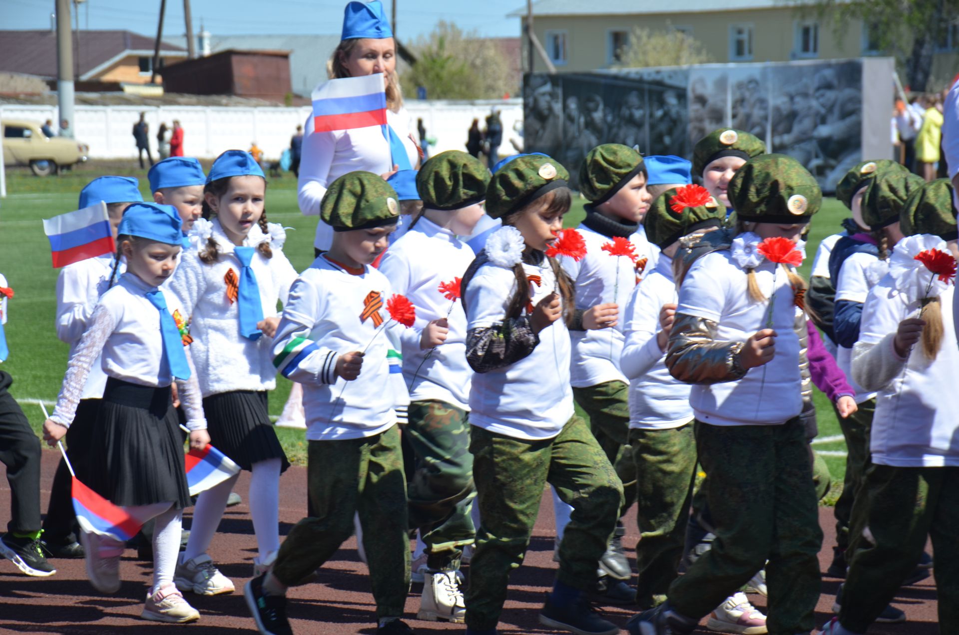 В День Победы агрызцы вышли на парад трудовых коллективов (ФОТОРЕПОРТАЖ)