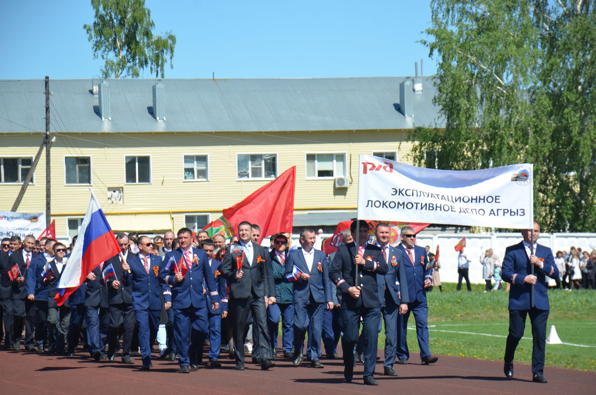 В День Победы агрызцы вышли на парад трудовых коллективов (ФОТОРЕПОРТАЖ)