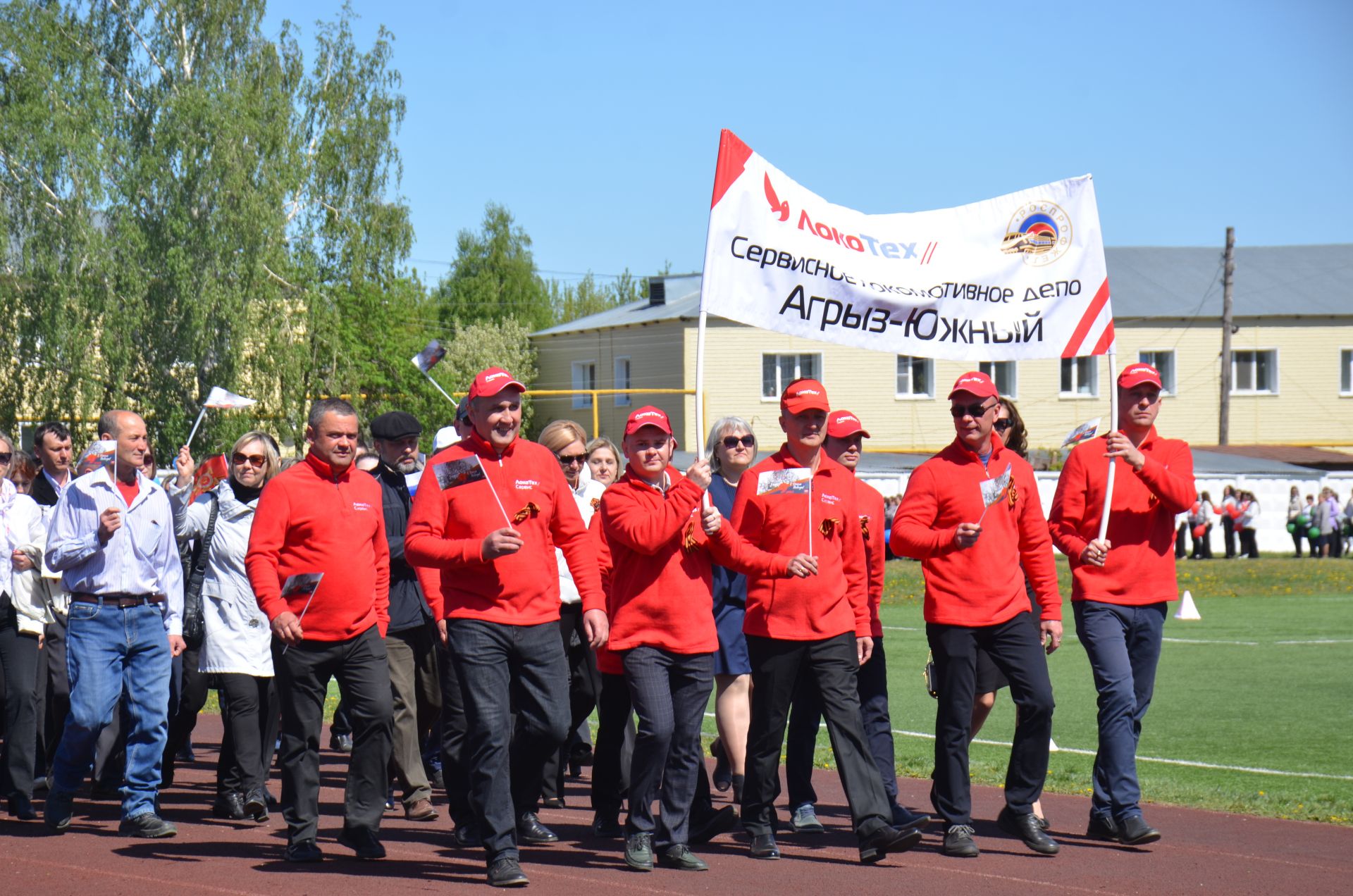 В День Победы агрызцы вышли на парад трудовых коллективов (ФОТОРЕПОРТАЖ)