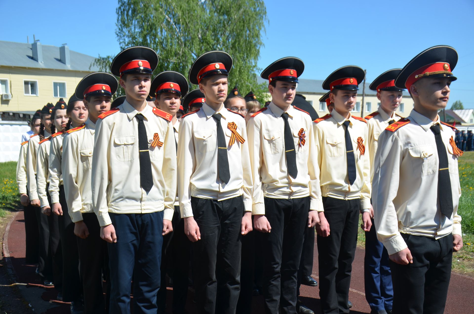 Юнармейцы несли Знамя Победы на празднике в Агрызе