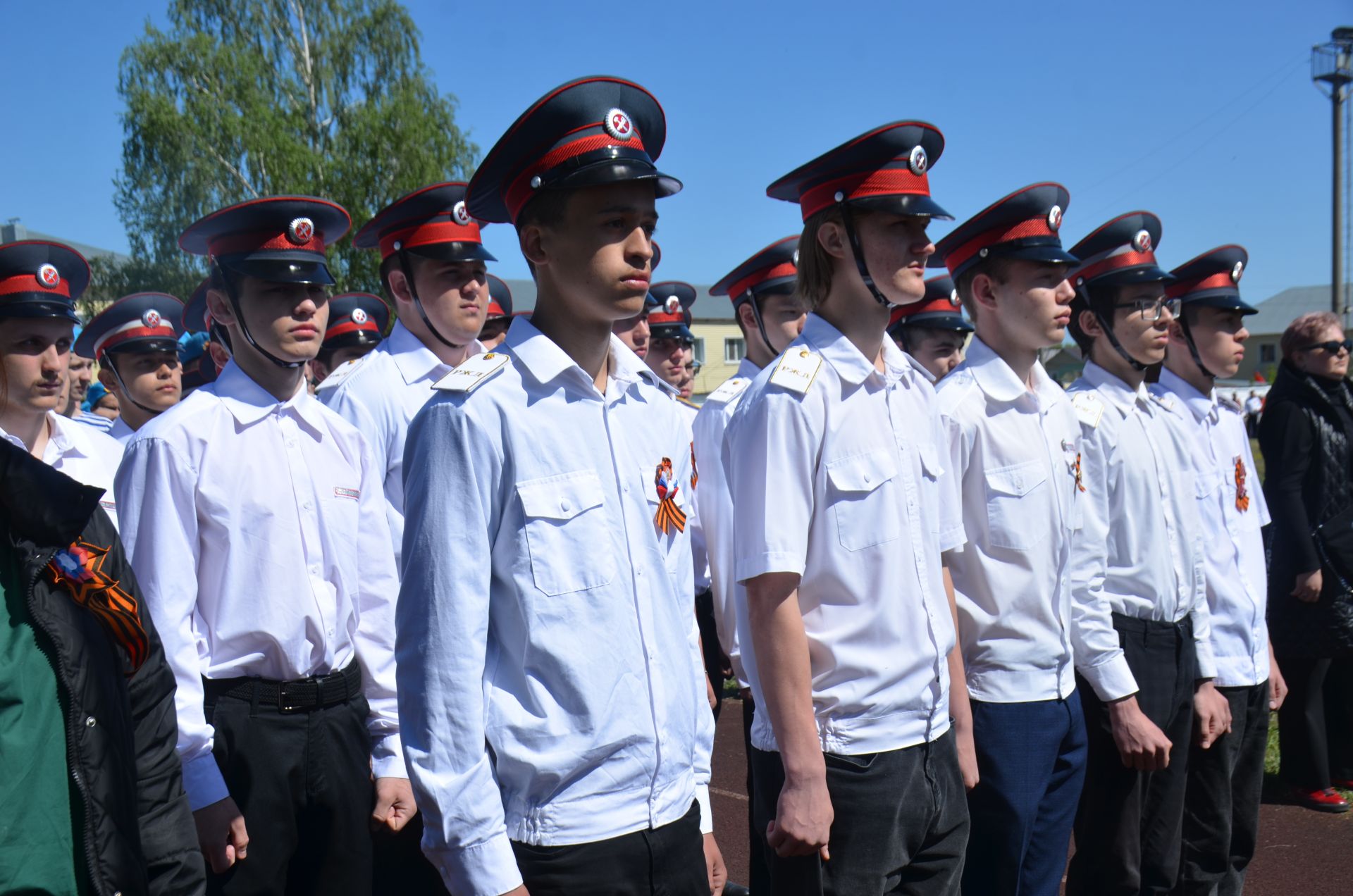 В День Победы агрызцы вышли на парад трудовых коллективов (ФОТОРЕПОРТАЖ)