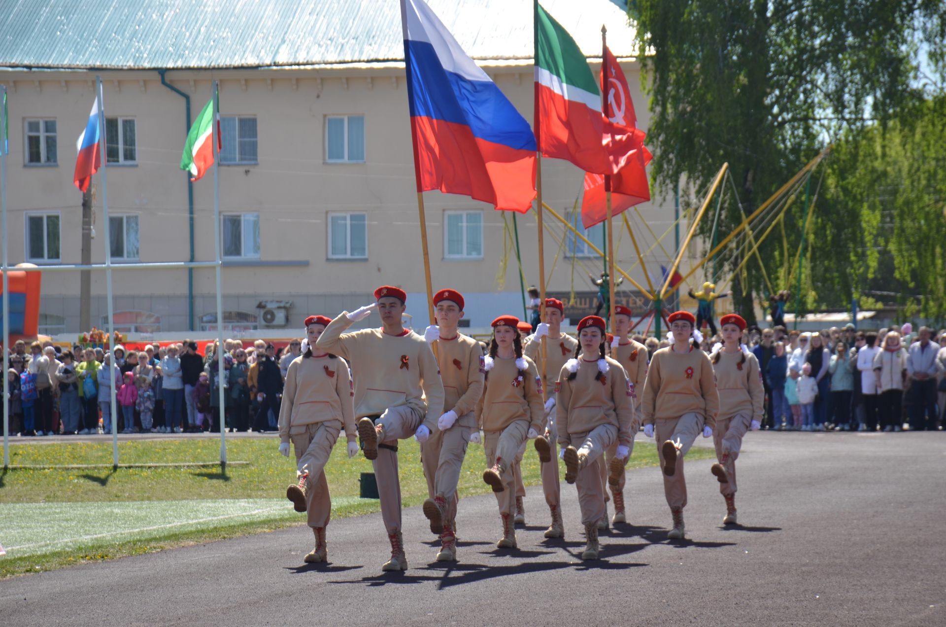 Юнармейцы несли Знамя Победы на празднике в Агрызе