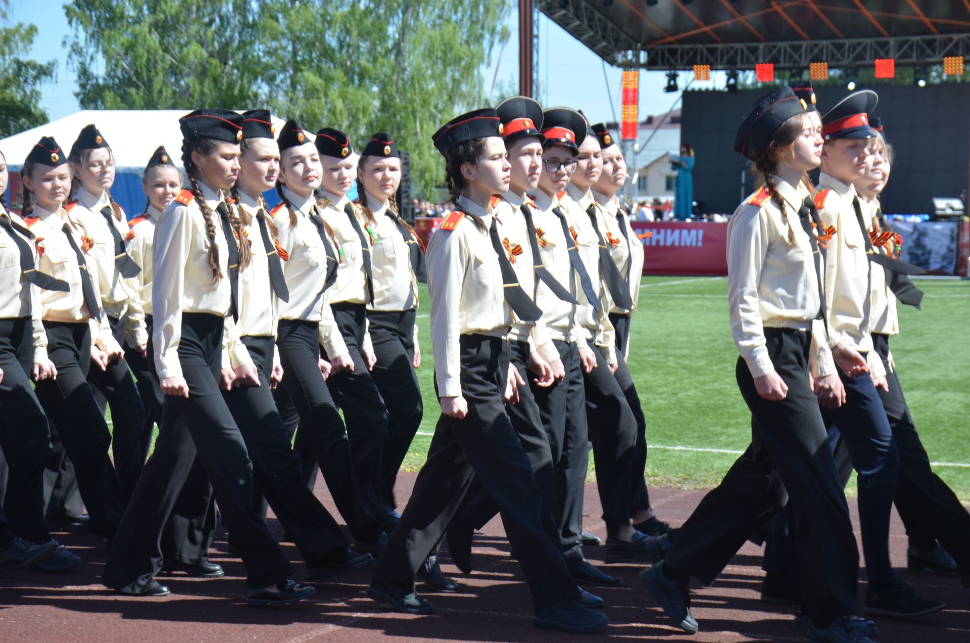 В День Победы агрызцы вышли на парад трудовых коллективов (ФОТОРЕПОРТАЖ)