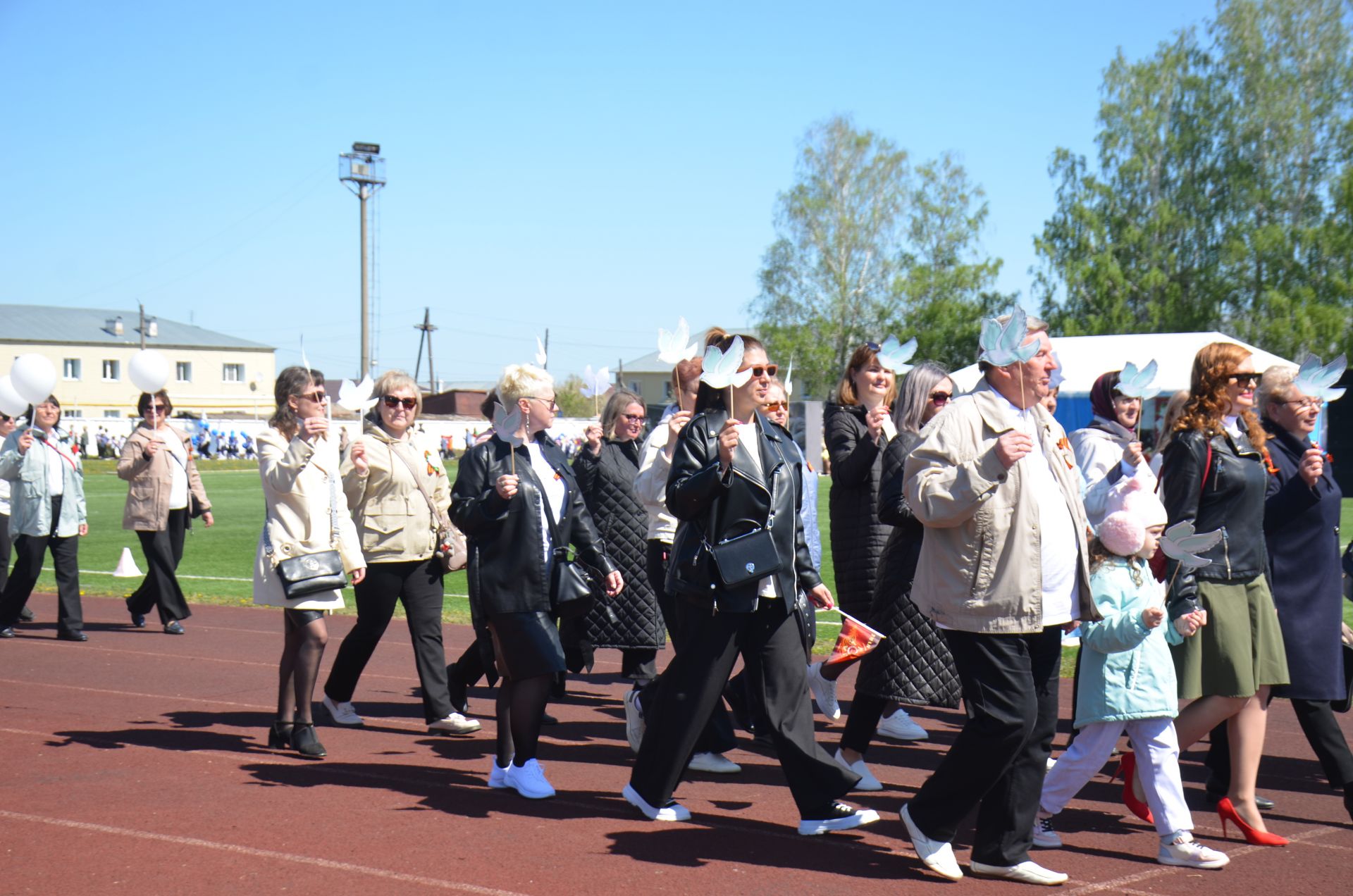 В День Победы агрызцы вышли на парад трудовых коллективов (ФОТОРЕПОРТАЖ)