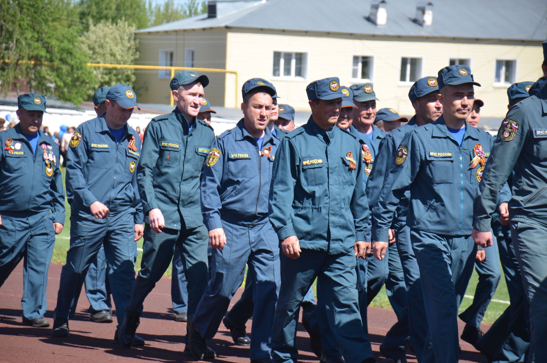 В День Победы агрызцы вышли на парад трудовых коллективов (ФОТОРЕПОРТАЖ)