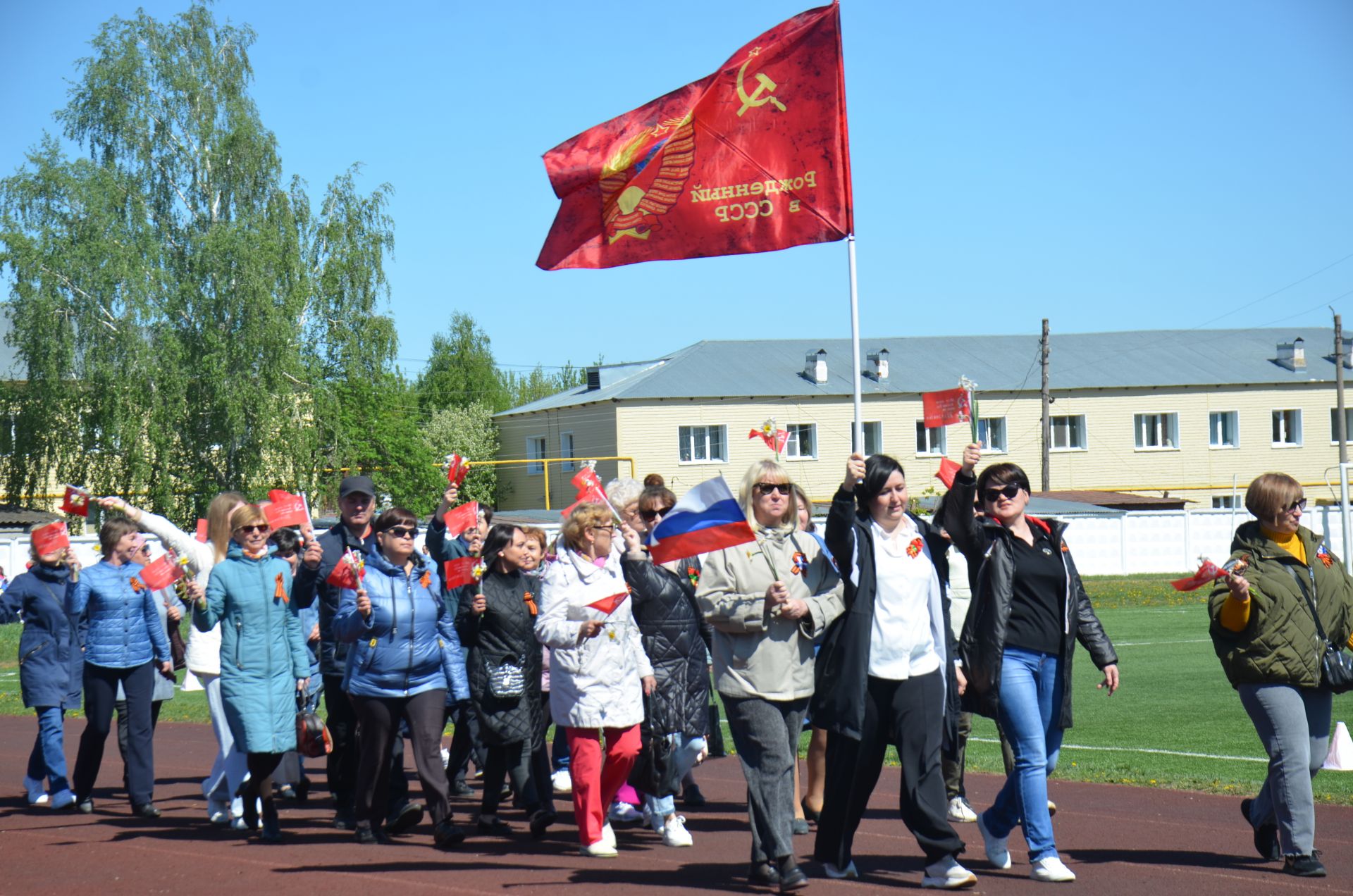 В День Победы агрызцы вышли на парад трудовых коллективов (ФОТОРЕПОРТАЖ)