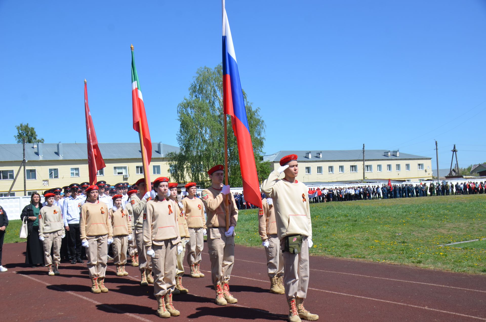 Юнармейцы несли Знамя Победы на празднике в Агрызе