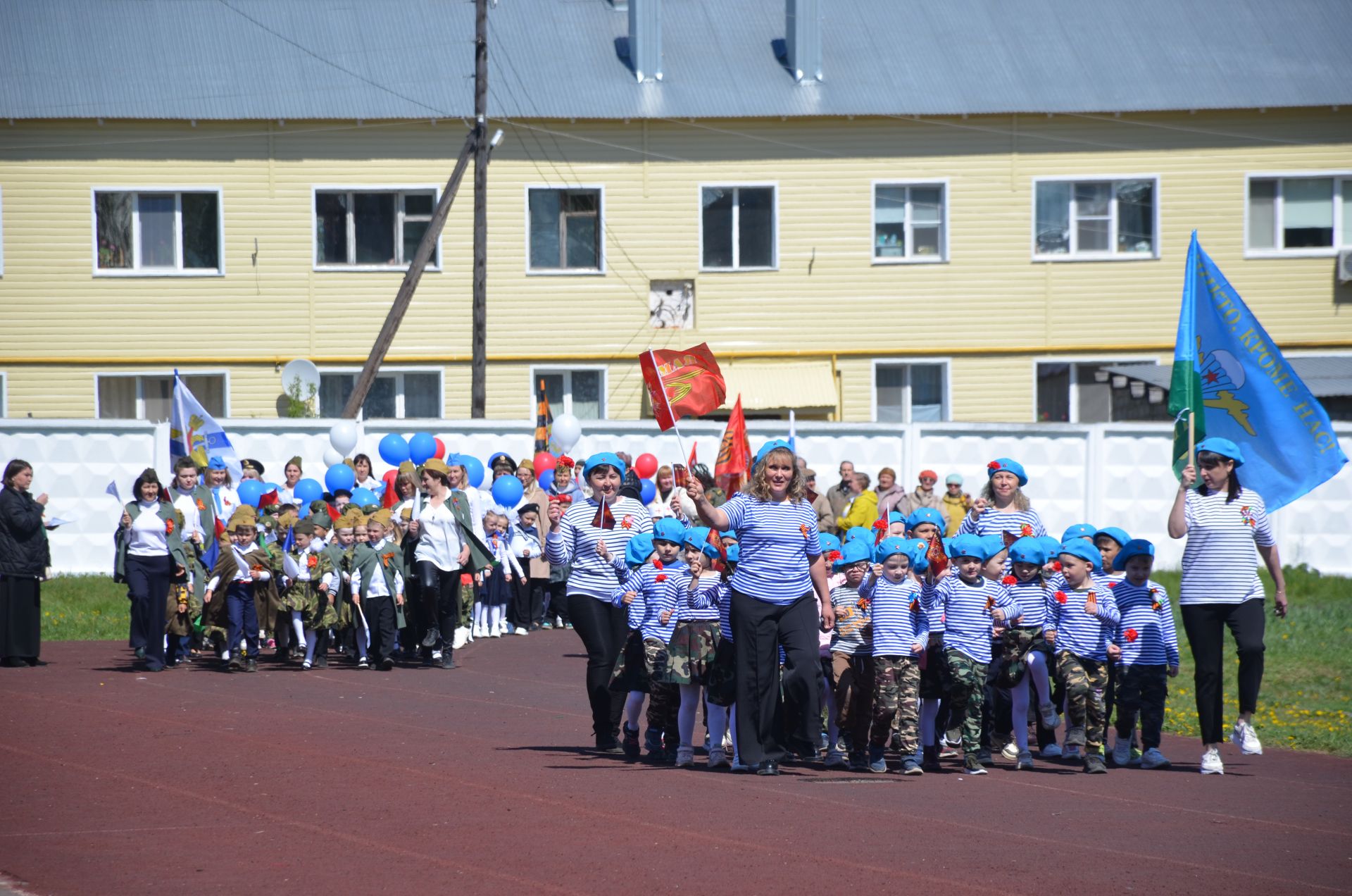 В День Победы агрызцы вышли на парад трудовых коллективов (ФОТОРЕПОРТАЖ)