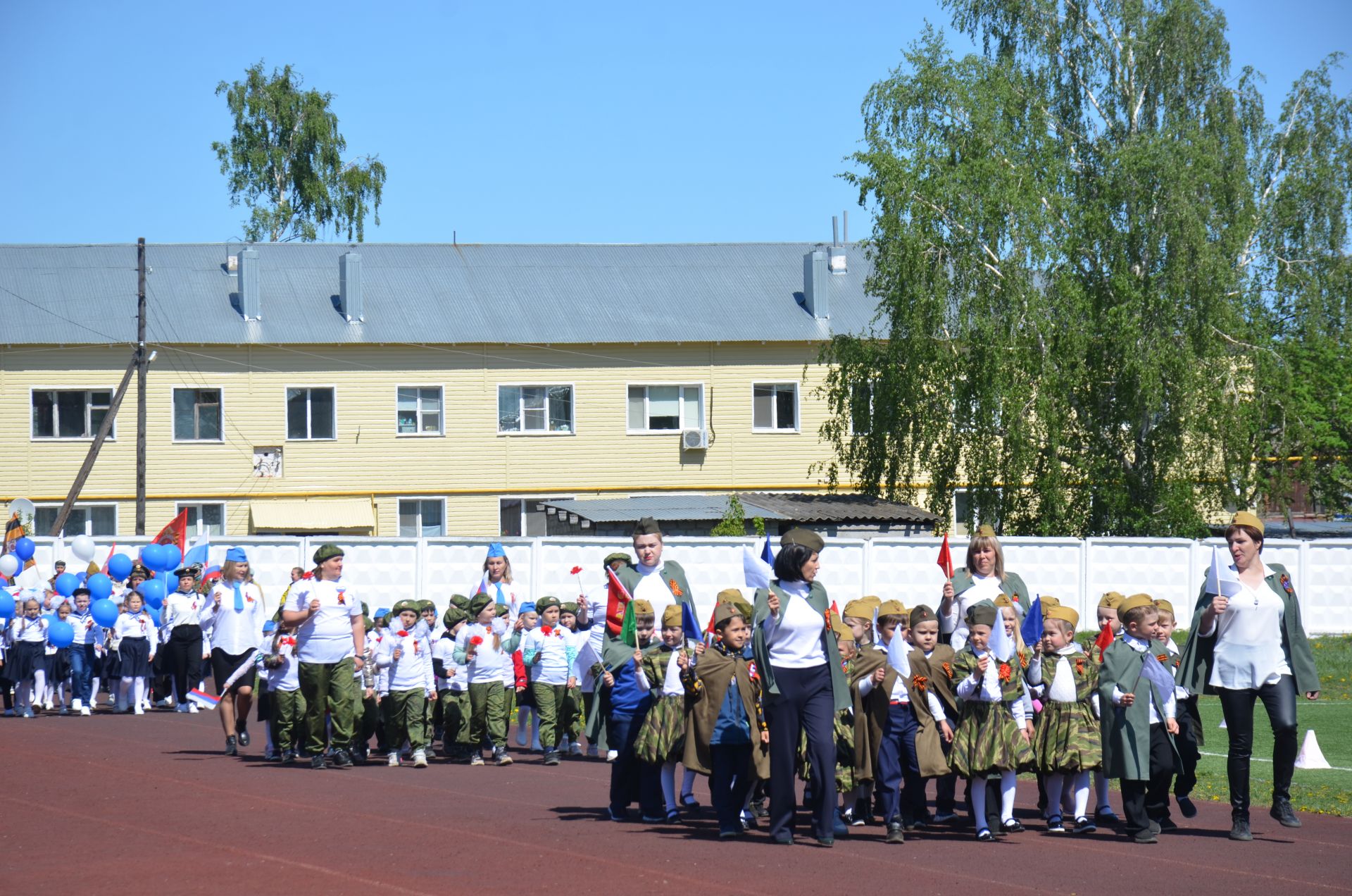 В День Победы агрызцы вышли на парад трудовых коллективов (ФОТОРЕПОРТАЖ)