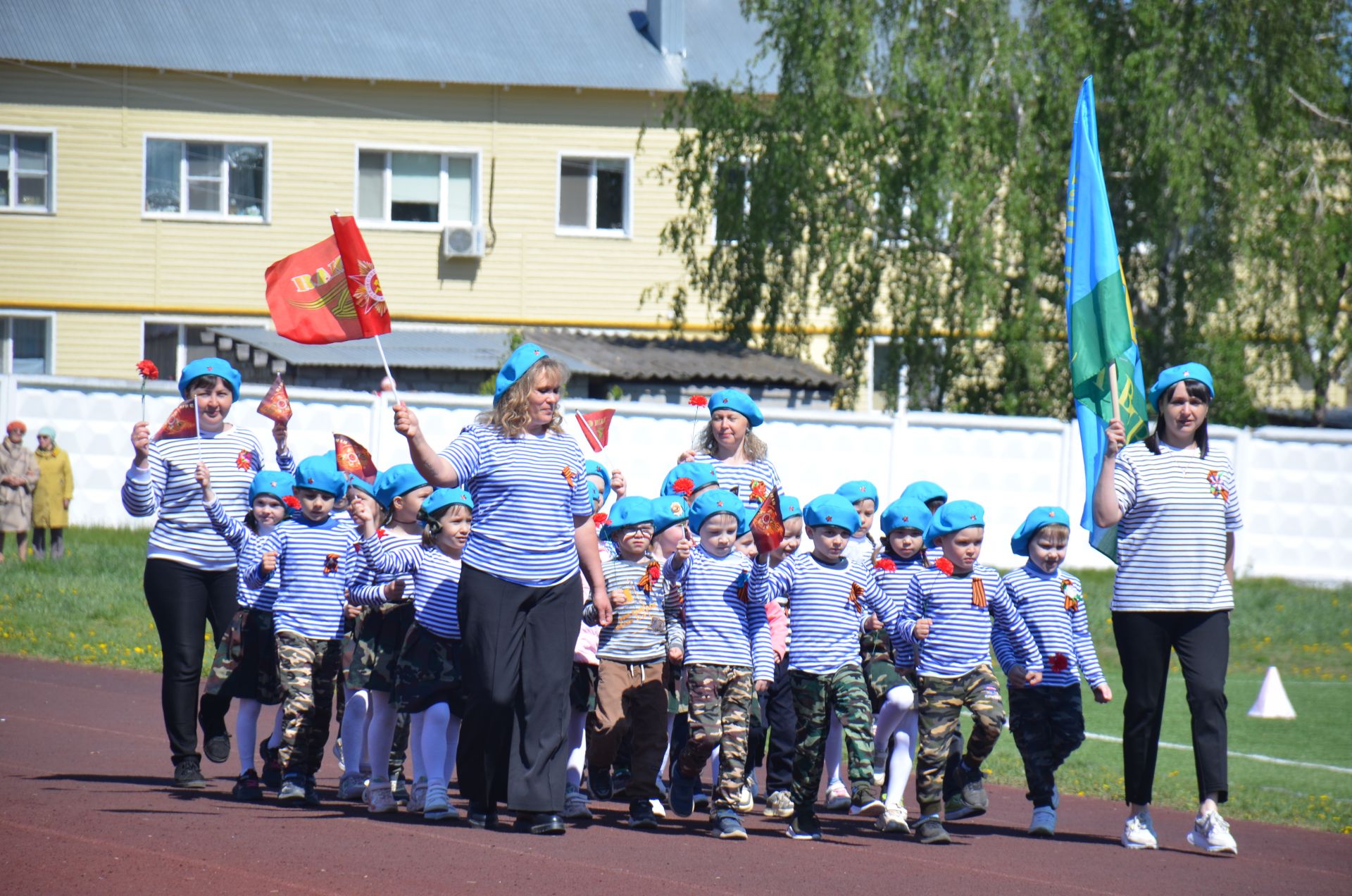 В День Победы агрызцы вышли на парад трудовых коллективов (ФОТОРЕПОРТАЖ)