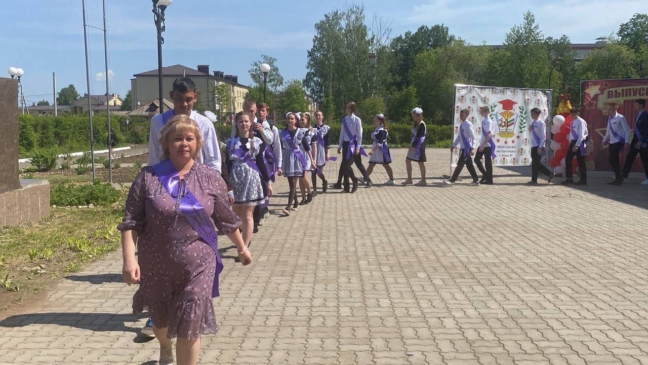 Выпускников школы №3 поздравил заместитель главы Агрызского района Илфат Ямалиев