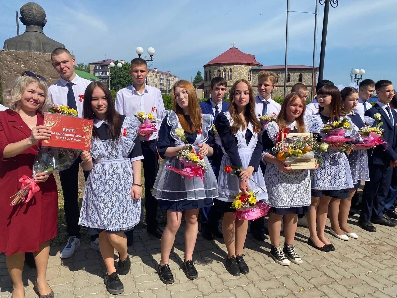Выпускников школы №3 поздравил заместитель главы Агрызского района Илфат Ямалиев