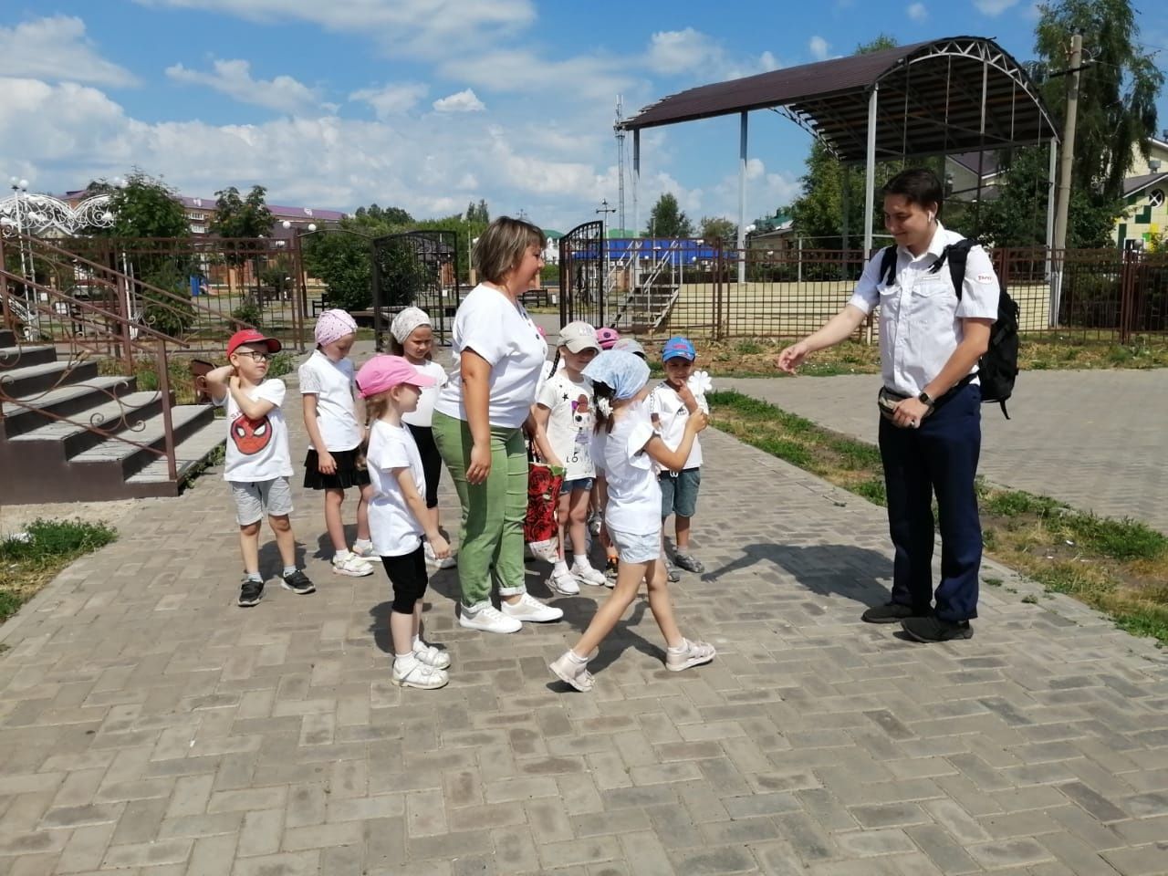 Дети в Агрызе провели акцию «Ромашка - символ семьи»