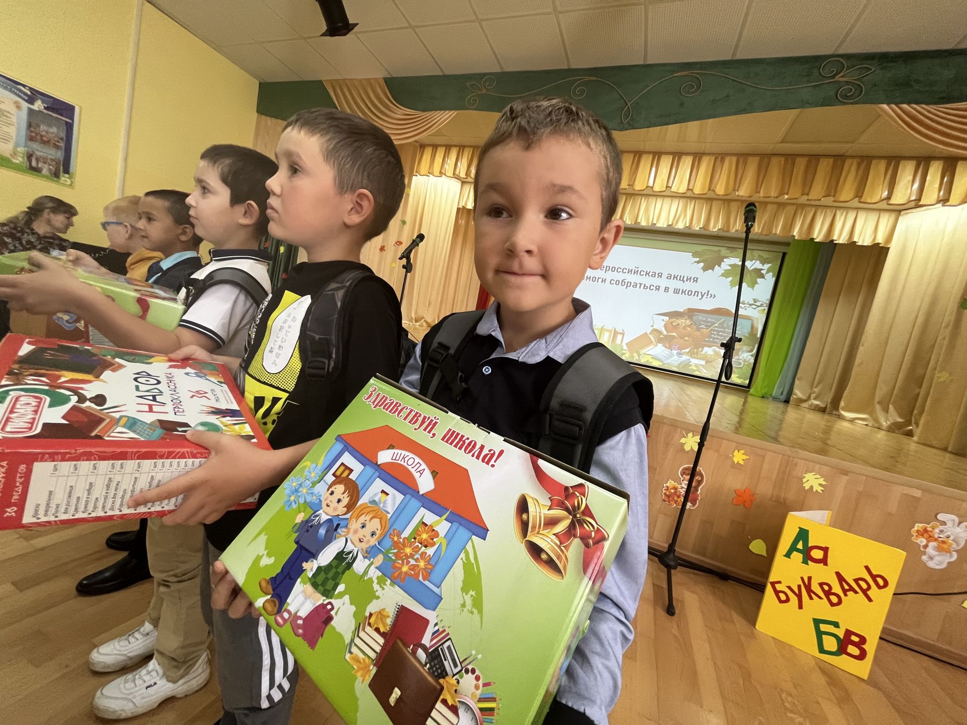 141 ребенок в Агрызе получили портфели в рамках акции «Помоги собраться в школу»