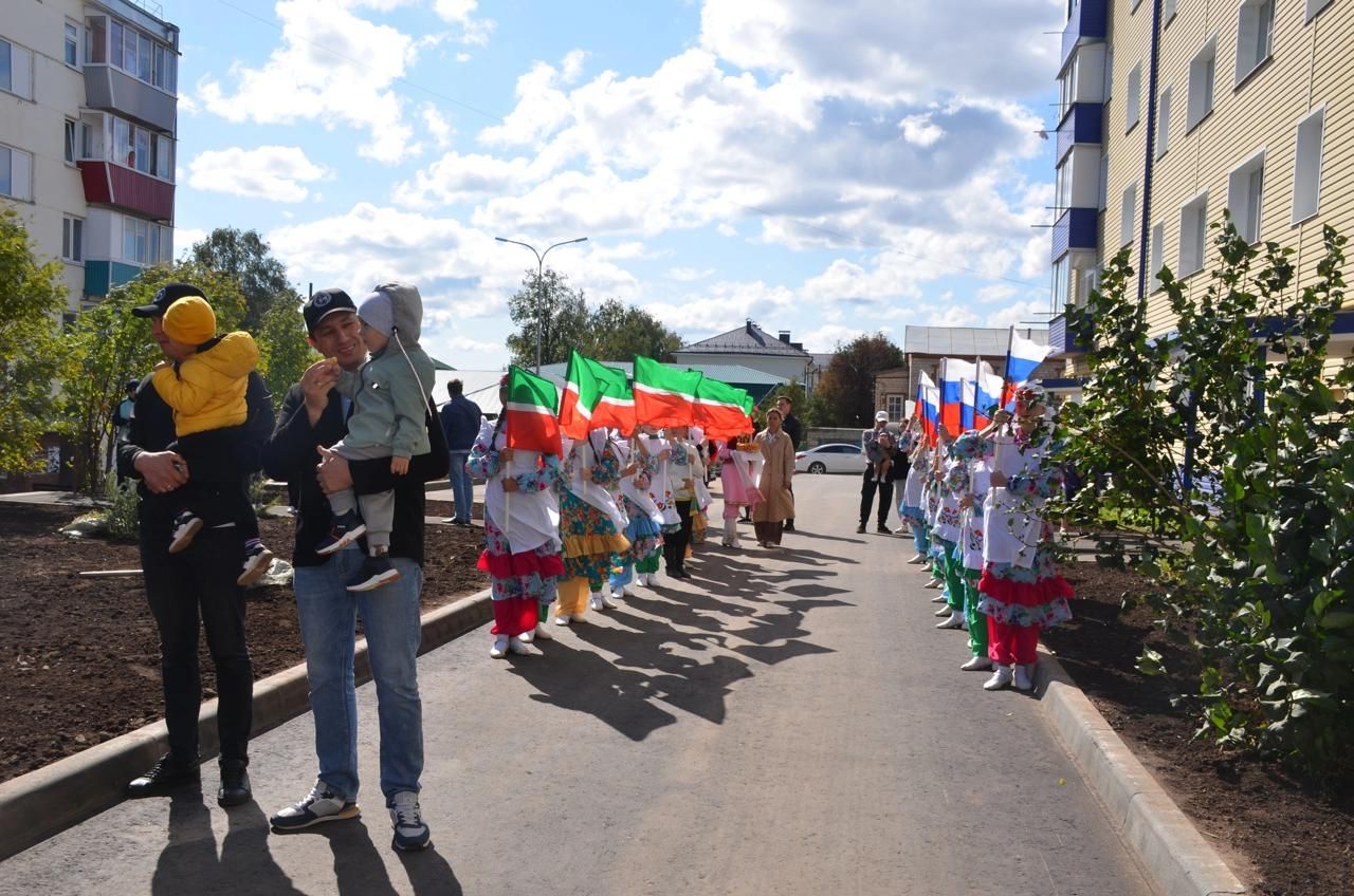В День республики в Агрызе открыли дворовую площадку в рамках программы «Наш двор»