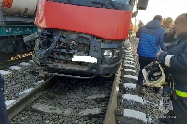 Грузовой поезд «Агрыз-Красноуфимск» протаранил автомобиль (ФОТО, ВИДЕО)