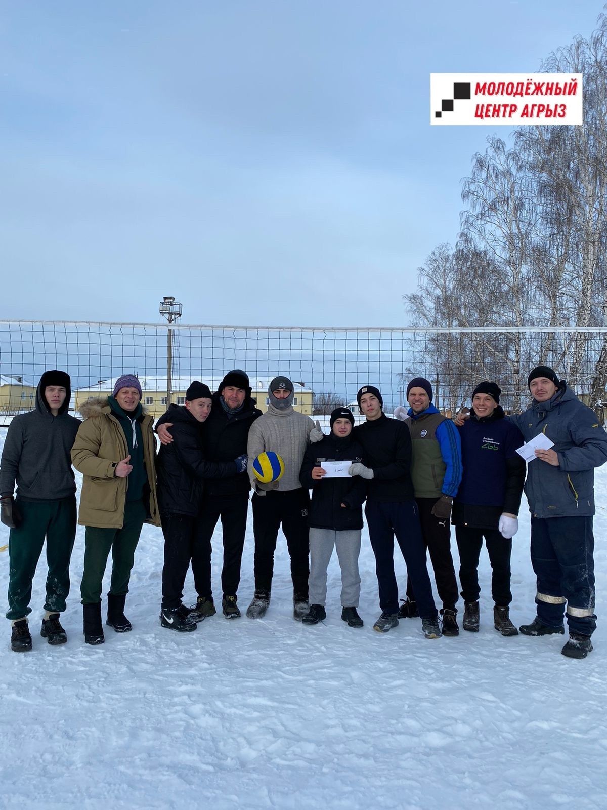 В Агрызе прошел зимний турнир по волейболу в варежках