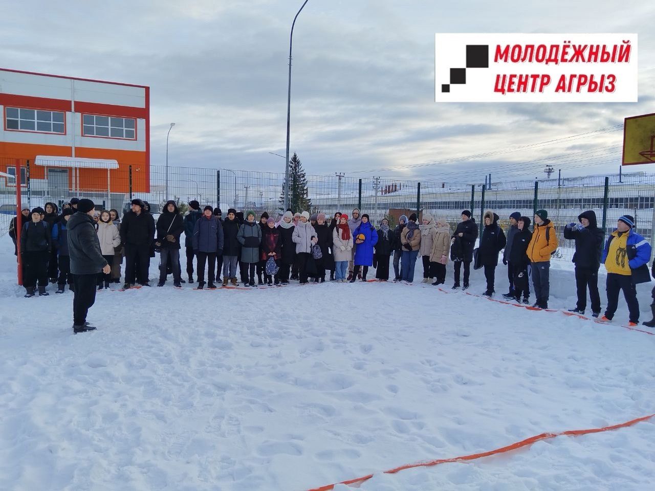 В Агрызе прошел зимний турнир по волейболу в варежках