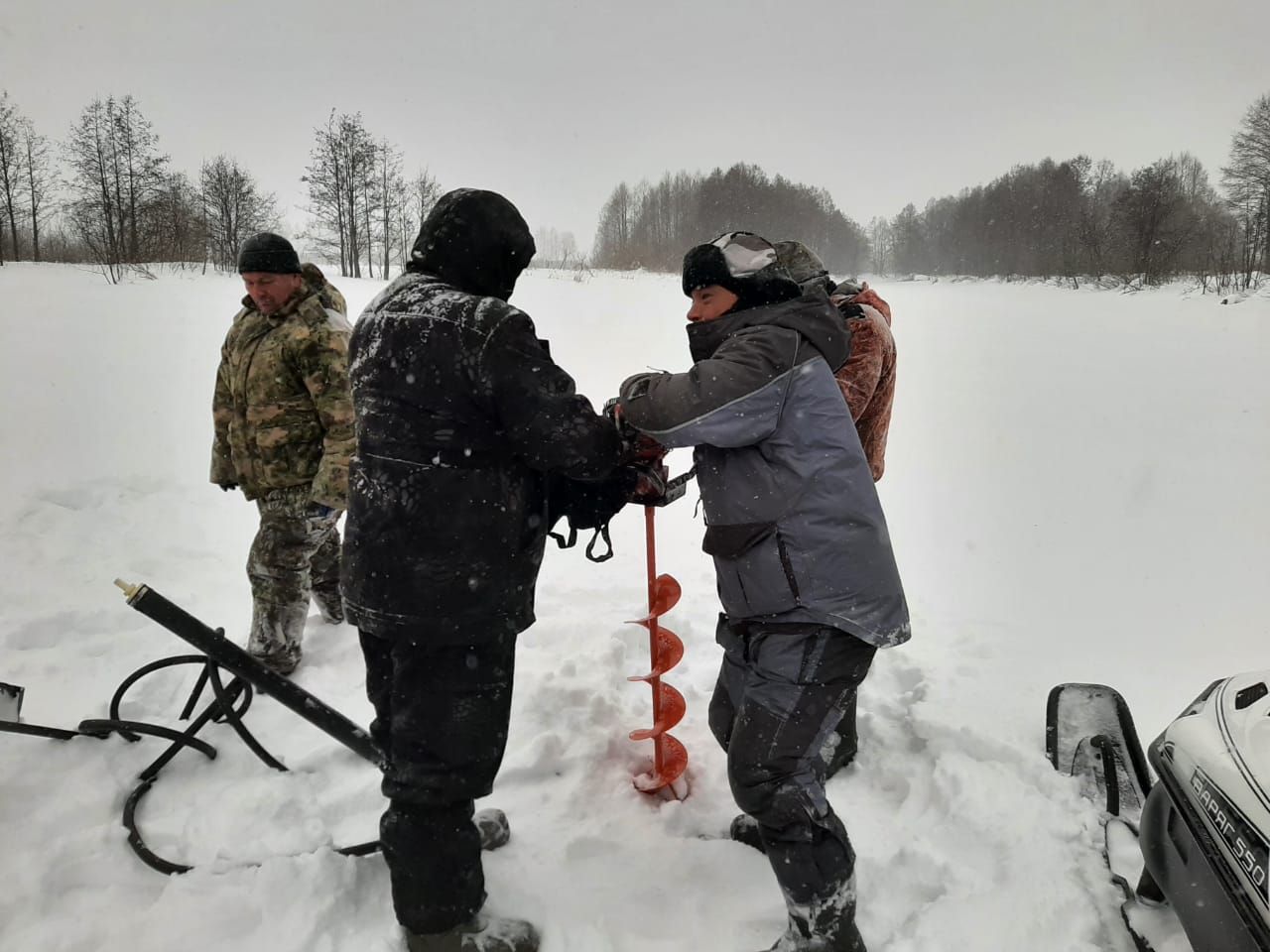 В Агрызском районе пробурили лунки для спасения рыбы от замора