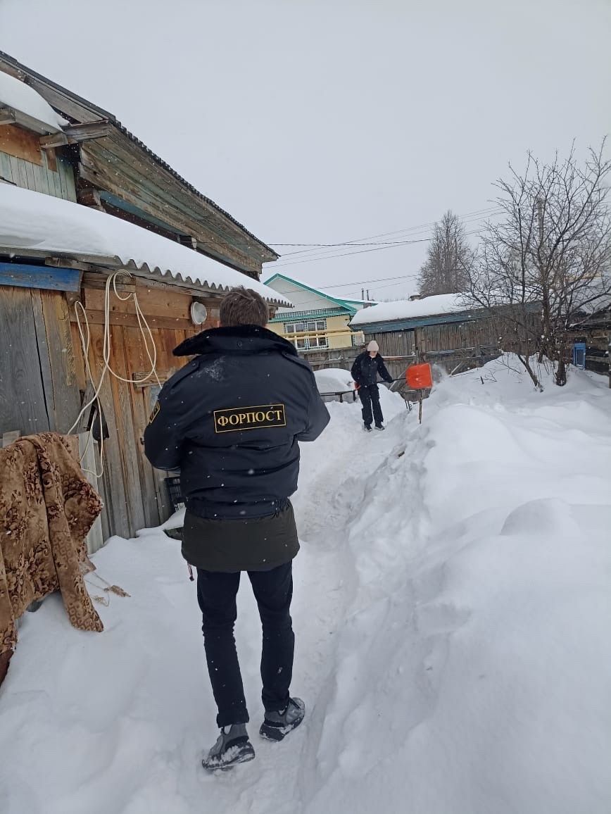 Форпостовцы Агрыза помогли пожилой бабушке с хозяйством