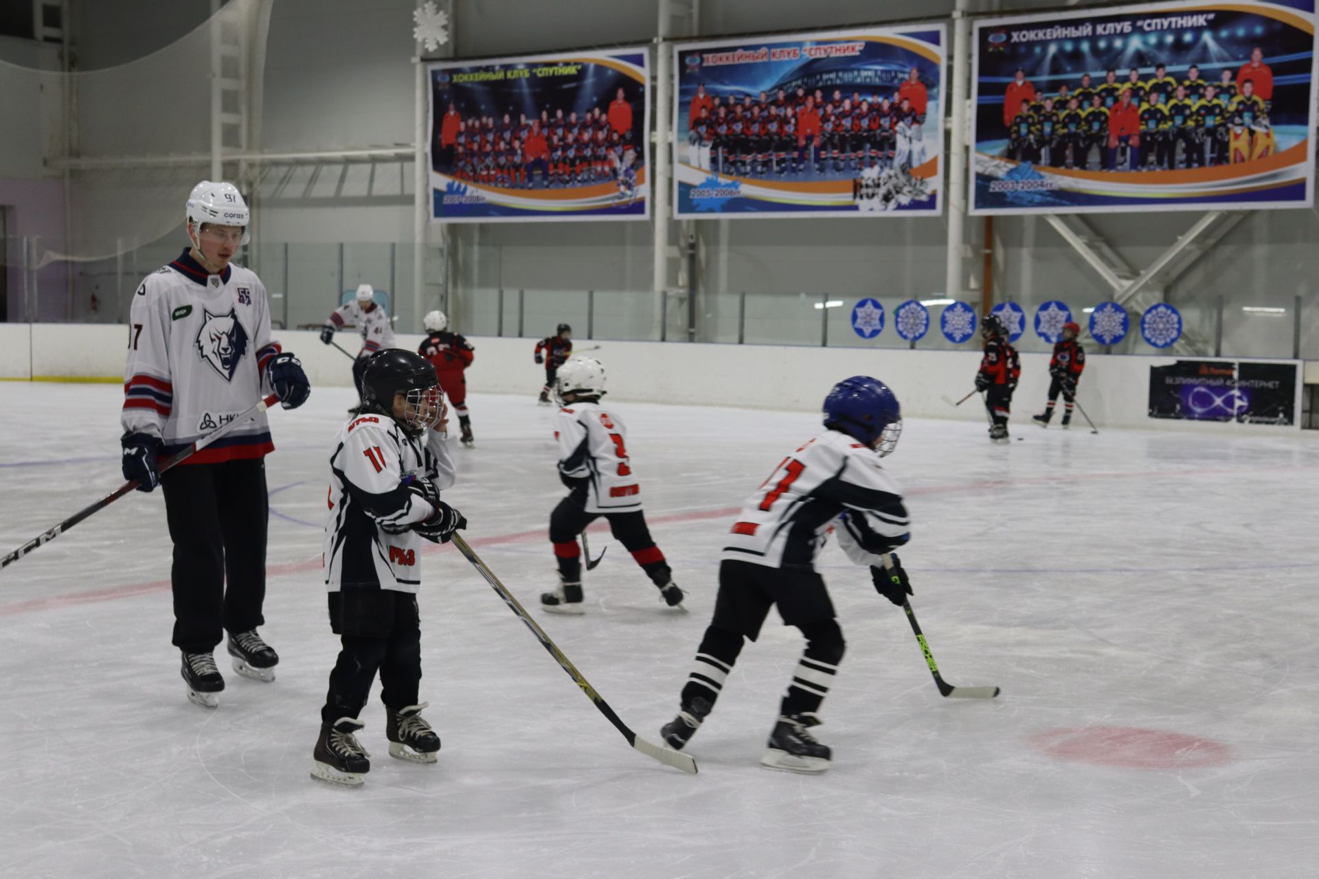 Звезды хоккейного клуба «Нефтехимик» провели мастер-класс в Агрызе