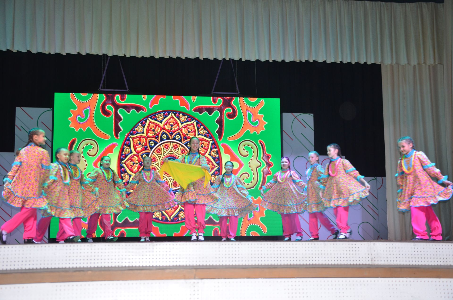 На сцене районного Дворца культуры чествовали лучших учащихся района