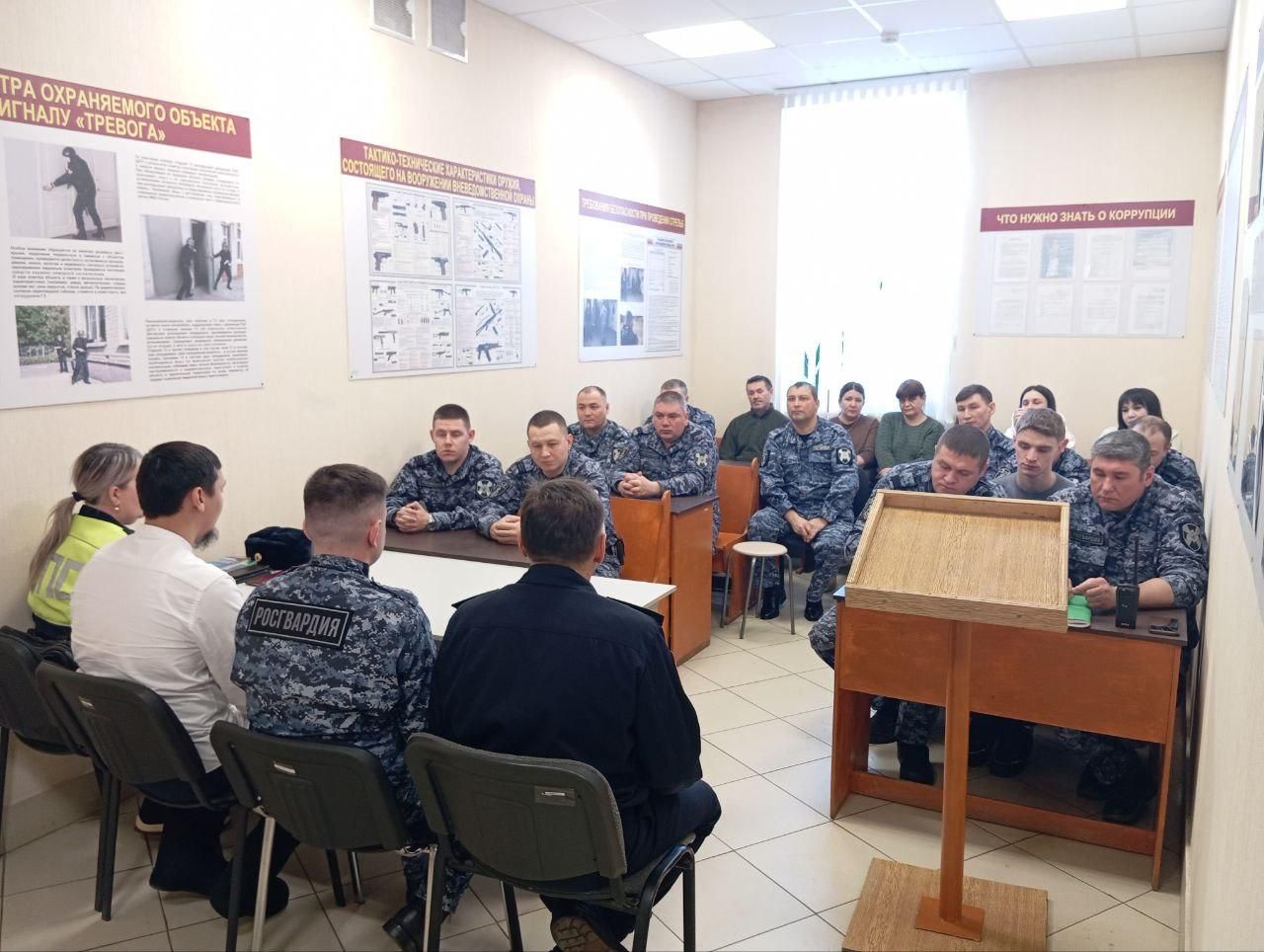 Профилактика ДТП перед праздниками: сотрудникам Агрызского отделения вневедомственной охраны разъяснили правила безопасности