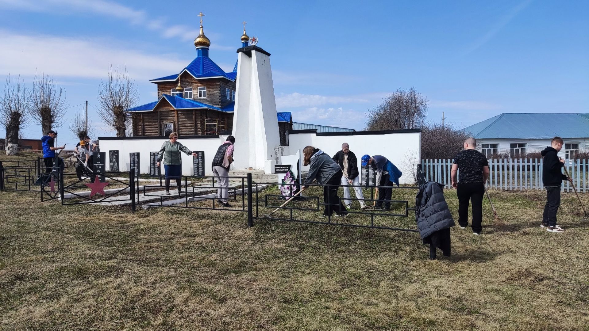 В Сарсак-Омге состоялся субботник по уборке памятников ВОВ
