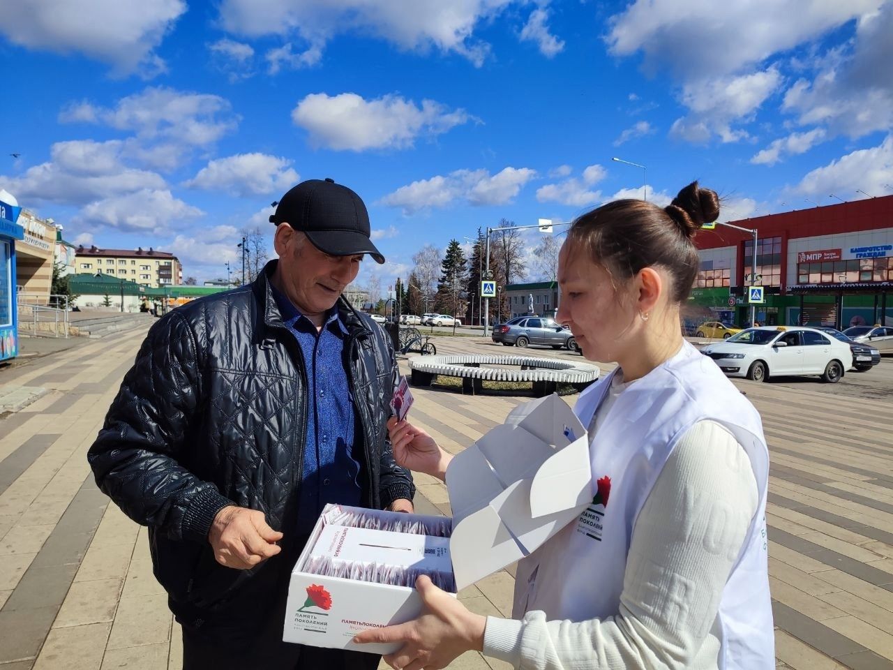 Җиңү волонтерлары яшьләр берләшмәсе активистлары  хәйрия акциясендә катнаша