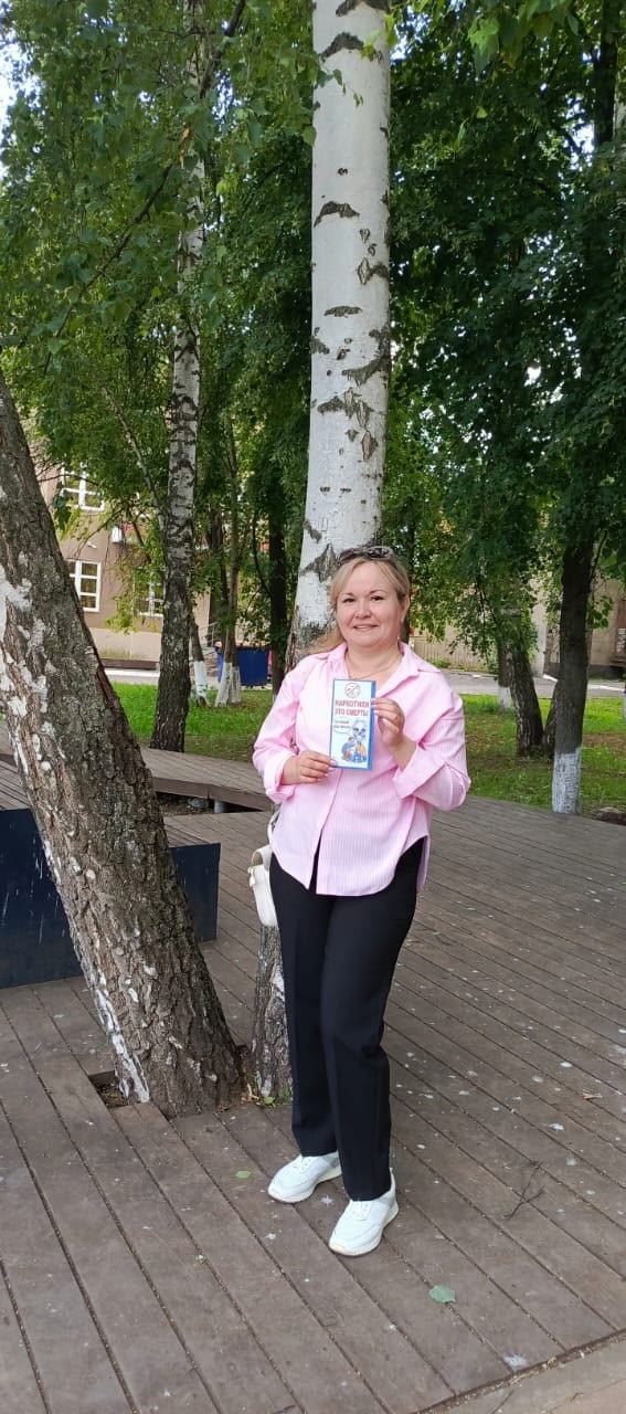 Сотрудники центральной библиотеки раздали агрызцам буклеты «Наркотики это смерть!»