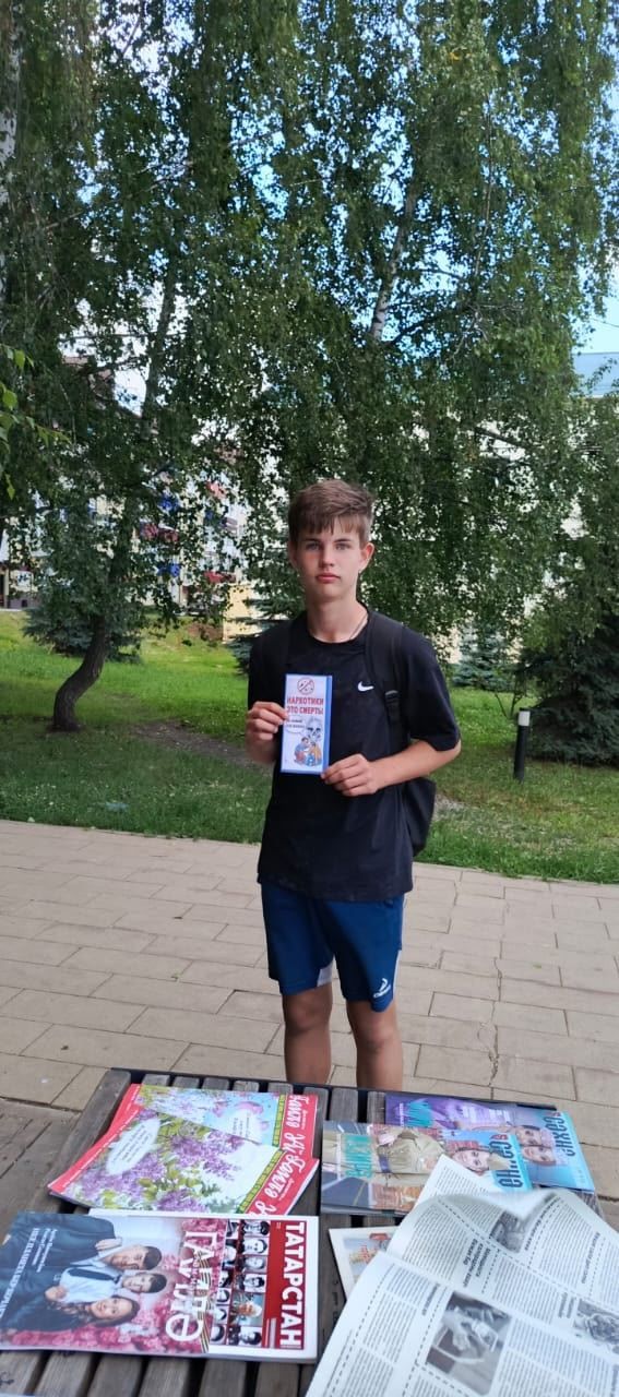 Сотрудники центральной библиотеки раздали агрызцам буклеты «Наркотики это смерть!»