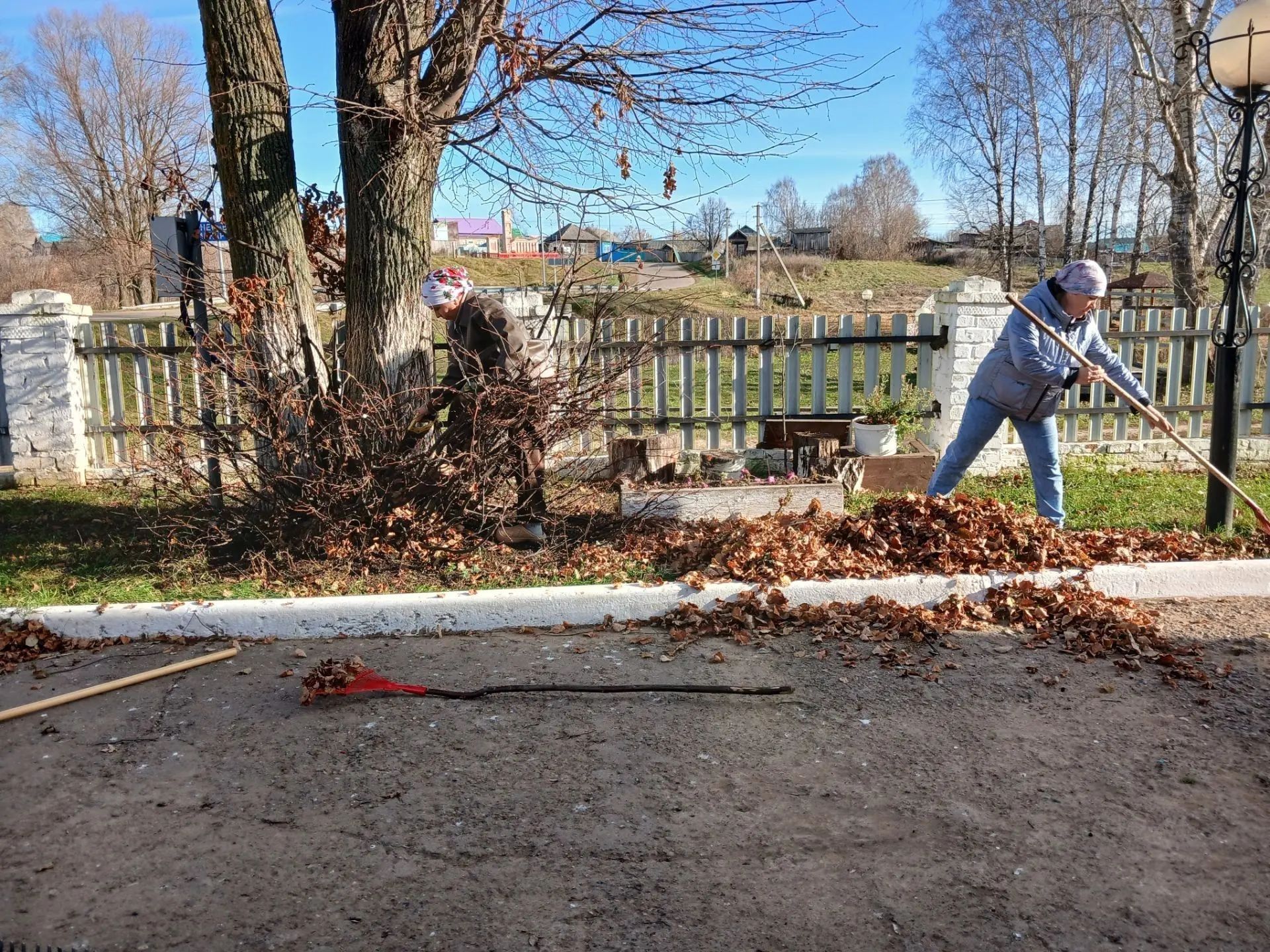 Сотрудники Бимского сельского Дома культуры провели осенний субботник