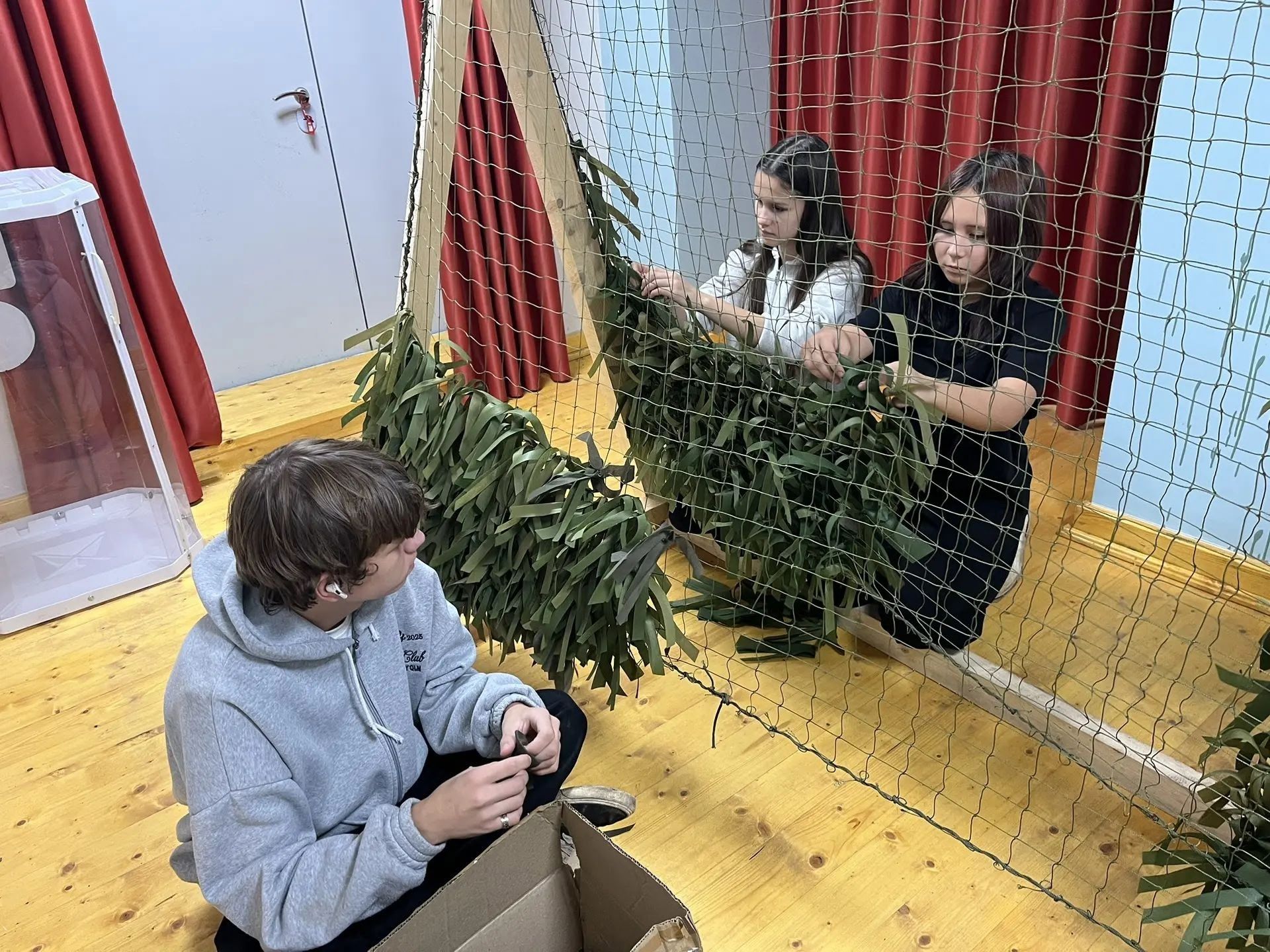 Воспитанники театрального кружка «Каз канаты» приняли участие в плетении маскировочных сетей