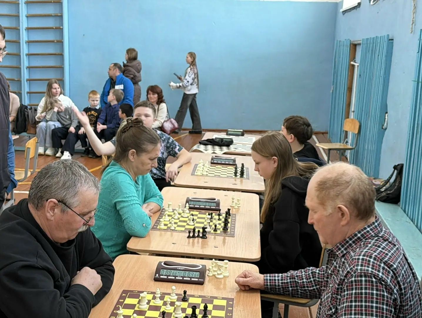 Бертуган Җиһангәрәевлар әтиләре истәлегенә шахмат ярышы уздырдылар