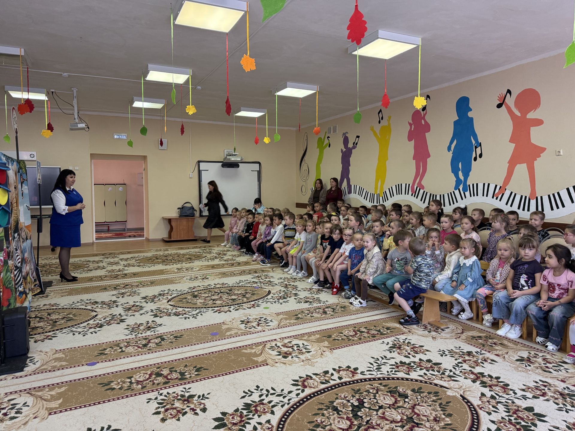 В детском саду №7 «Малыш» прошёл спектакль и беседа по правилам дорожного движения