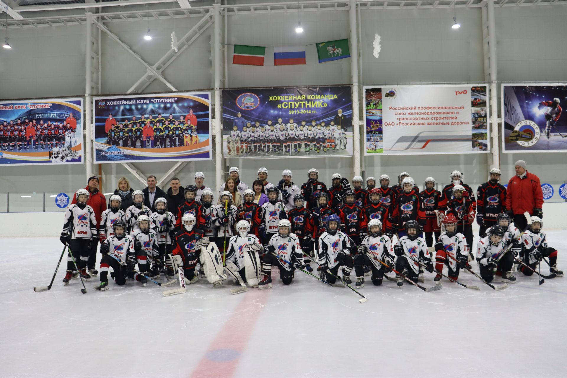 Звезды хоккейного клуба «Нефтехимик» провели мастер-класс в Агрызе