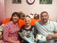 Администрация района поздравила Валентину Титову с днем рождения