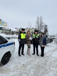 В Агрызе прошла акция «Цветы для автоледи»