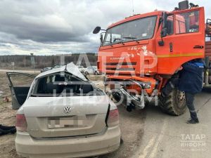 В Татарстане при столкновении легковушки и грузовика погибла женщина