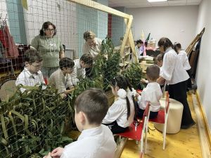 Воспитанники театрального кружка «Каз канаты» приняли участие в плетении маскировочных сетей