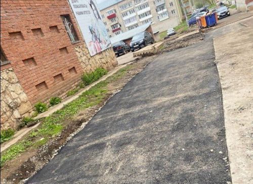 В Агрызе ведутся работы по восстановлению дорог и тротуаров
