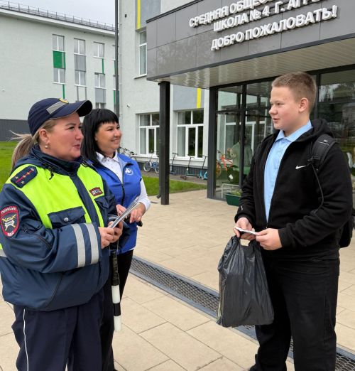 На улице Карла Маркса в Агрызе прошла акция «Соблюдаешь правила — поступаешь правильно»