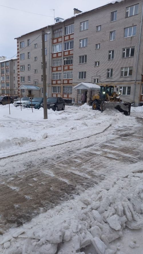 В Агрызе продолжается расчистка придомовых территорий